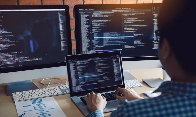 数据科学选型:R与Python如何赋能宜州市网站建设?